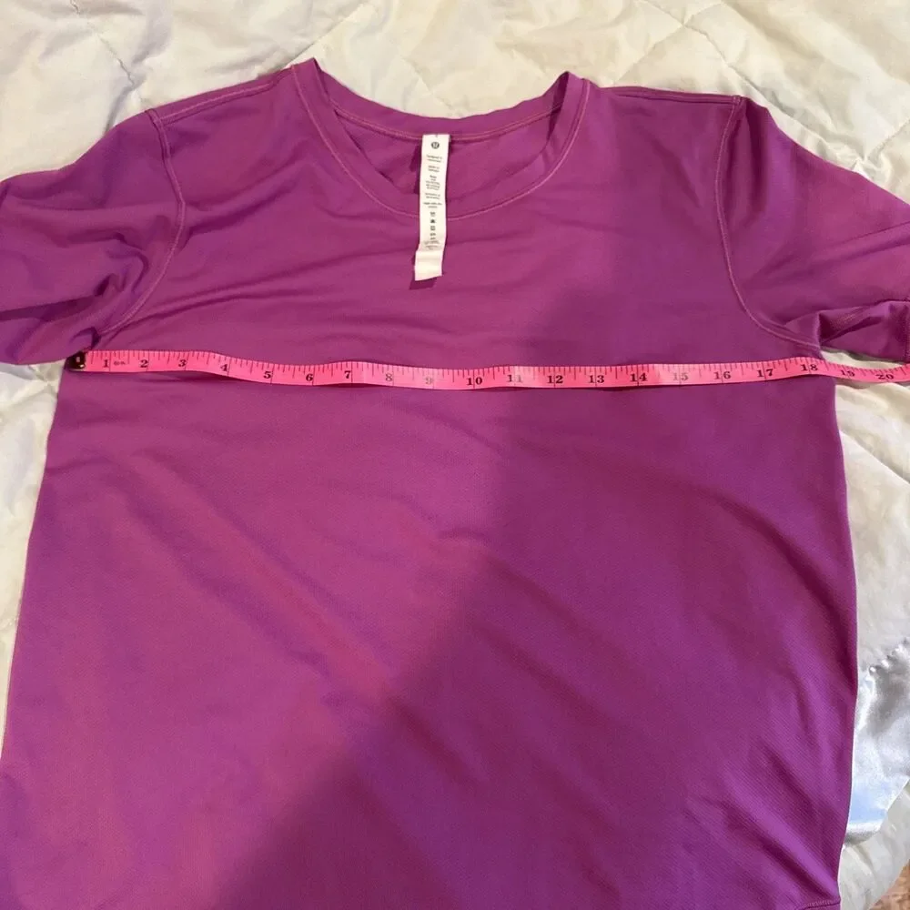 Lululemon Sun Shelter Short Sleeve Rash Guard in Marvel, Size 6- Small/Medium